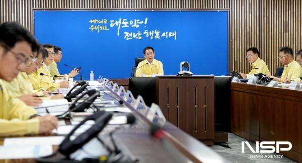 NSP통신-김영록 전라남도지사가 전남 곳곳에 극한호우가 내린 3일 밤 도청 재난종합상황실에서 실국장들이 참석한 가운데 호우 대처상항 점검회의를 주재하고 비상상황 발생 시 인명피해가 발생하지 않도록 체계적인 대응태세 구축을 당부하고 있다. (사진 = 전남도)