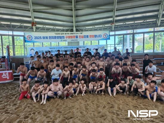 NSP통신-2025년 전지훈련 멘토링 프로그램 전지훈련 참가한 씨름 선수단 기념 찰영 (사진 = 구례군청)