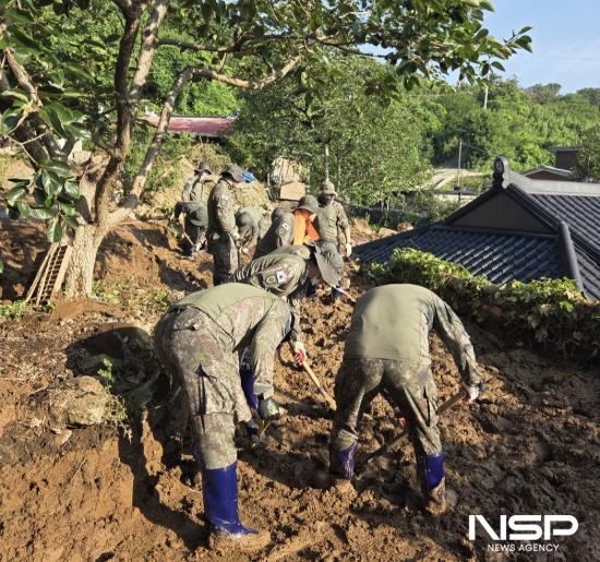 NSP통신-군부대원들 수해 복구중 (사진 = 다압면사무소)