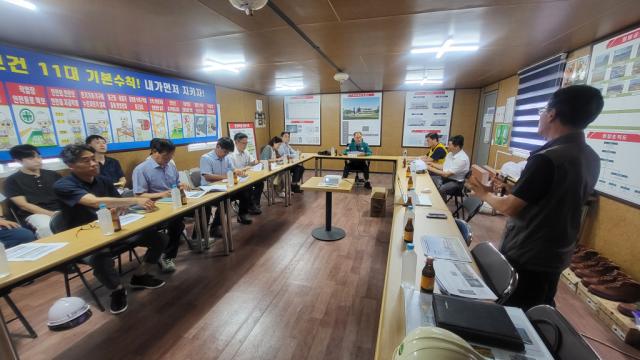 NSP통신-광명돔경륜장 고객편익센터 현장사무실에서 관계자들이 폭염 대응 방안에 대해 논의하고 있다. (사진 = 국민체육진흥공단)
