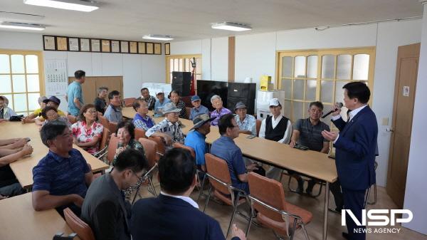 NSP통신-정기명 여수시장이 삼산면 서도경로당을 찾아 섬 지역 어르신들을 위문하고 생활 속 불편 사항을 청취하는 현장 소통을 진행했다. (사진 = 여수시)