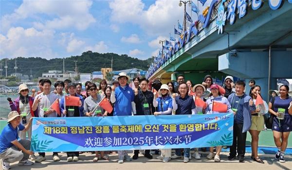 NSP통신-김성 장흥군수가 지난 2일 제18회 정남진장흥 물축제장을 찾은 중국 유학생을 환영하고 있다. (사진 = 장흥군)