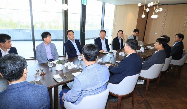 NSP통신-정장선 평택시장을 비롯한 시 관계자들이 삼성전자 평택캠퍼스 임원진과 간담회를 하고 있다. (사진 = 평택시)