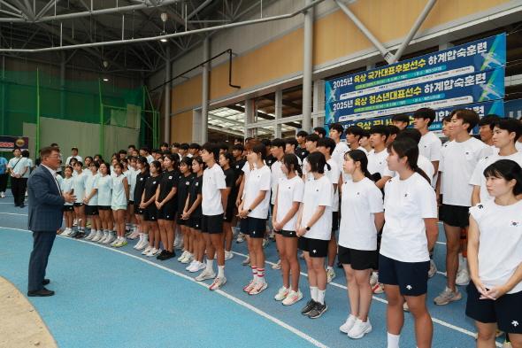 NSP통신-최근 대한민국 육상이 국제무대에서 좋은 성적을 거두면서 그 어느 때보다 선수들의 훈련 분위기와 집중도가 높아졌고 예천군은 최적의 훈련 환경 제공을 위해 시설관리에 더욱 세심한 노력을 기울일 계획이다. (사진 = 예천군)
