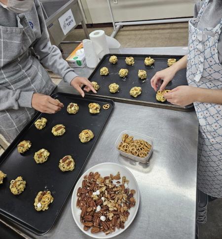 NSP통신-용인특례시 평생학습관에서 지난해 운영한 장애인 특별과정 베이킹 프로그램 수강 모습. (사진 = 용인특례시)