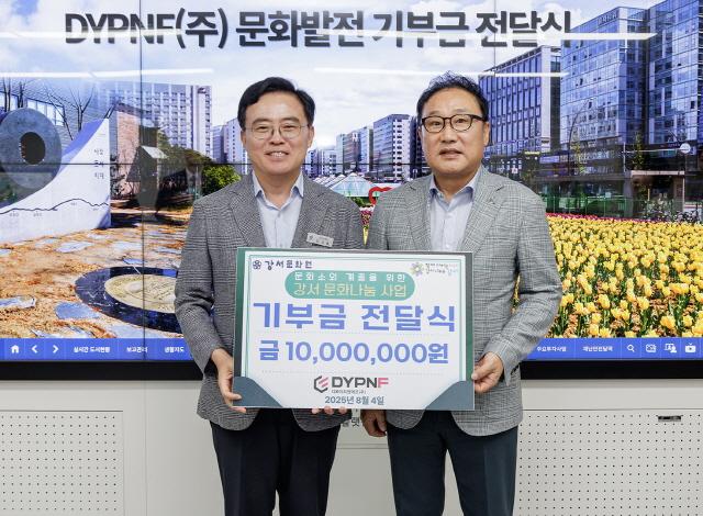 NSP통신-진교훈 서울 강서구청장(왼쪽)이 구청에서 열린 문화예술 발전 기부금 전달식에서 조좌진 디와이피엔에프 회장과 기념촬영을 하고 있다.