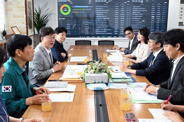 NSP통신-임승관 질병관리청장이 안산시를 방문해 혹서기 온열질환 예방 현장 공동 점검을 진행하고 있다. (사진 = 안산시)