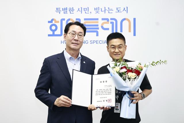 NSP통신-4일 정명근 화성시장(좌)과 정동헌 주무관이 기념촬영을 하고 있다. (사진 = 화성시)