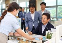 [NSP PHOTO]이철우 경북도지사, APEC 2025 KOREA 성공개최 예금 1호 가입