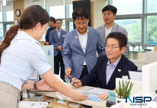 [NSP PHOTO]이철우 경북도지사, APEC 2025 KOREA 성공개최 예금 1호 가입