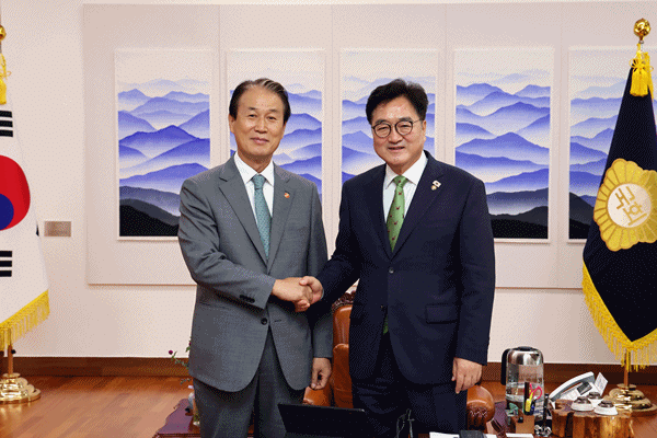 NSP통신-권오을 국가보훈부 장관(좌)와 우원식 국회의장(우) (사진 = 국회의장 공보 수석실)