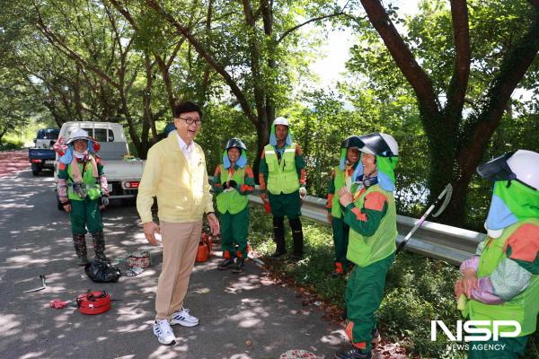 NSP통신-김철우 보성군수가 야외근로자 현장점검을 하고 있다 (사진 = 보성군)