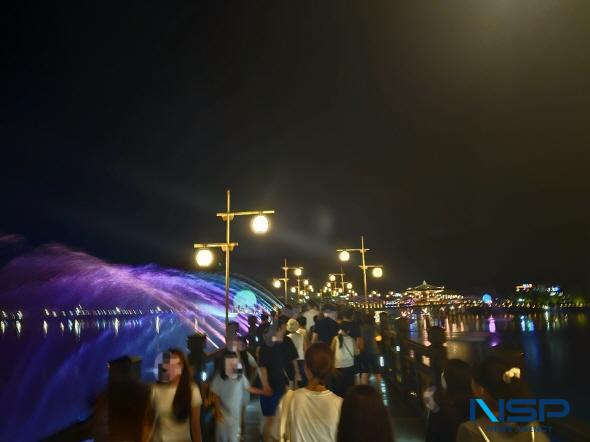 NSP통신-빛으로 물든 월영야행 관광객 발길 이어져, 전통․현대의 조화 속에 즐길 거리 가득한 안동 대표 여름밤 행사, 체류형 관광객 증가로 지역경제 활성화에도 기여 (사진 = 김오현기자)
