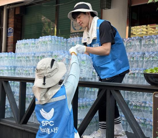 NSP통신-SPC그룹 임직원들이 폭염으로 어려움을 겪고 있는 취약계층에게 전달할 생수를 나르고 있다 (사진 = SPC그룹 제공)