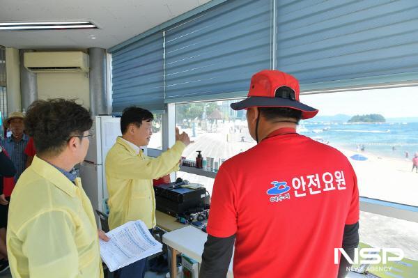 NSP통신-정기명 여수시장이 지난 달 하절기 현안 사업 및 폭염 관련 안전 점검을 위해 웅천 해수욕장을 방문했다. (사진 = 여수시)