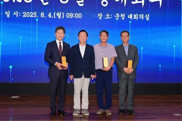 NSP통신-봉화군은 2025년 경상북도 지방세 성실납세자로로 선정된 유성콘데크 김태영 대표, 한여울 주식회사 조석현 대표, 해오름영농조합법인 최종섭 대표에게 경북도지사 표창패를 전달했다. (사진 = 봉화군)