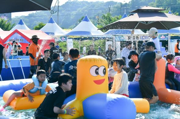 NSP통신-2025 영주 시원(ONE)축제 뜨거운 여름에 시원한 추억을 더하며 막 내려, 워터파크부터 밤하늘을 수놓은 공연까지, 5일간 도심에서 펼쳐진 특별한 여름 피서 마무리 (사진 = 영주시)