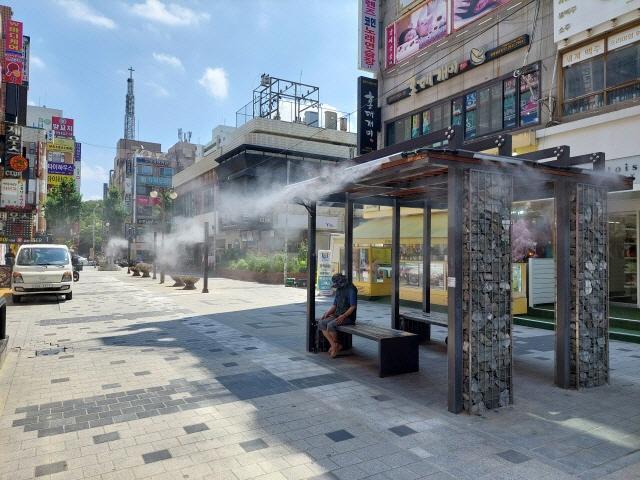 NSP통신-철산상업지구 로데오거리(철산동 528 일원) 동측에 설치된 쿨링포그. (사진 = 광명시)
