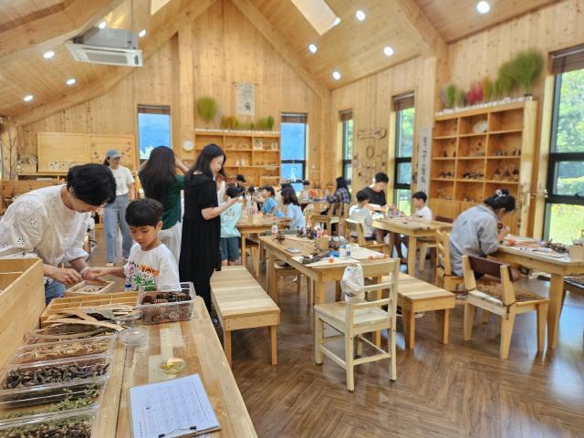 NSP통신-자연공방 체험을 하고 있는 시민들 모습. (사진 = 시흥시)