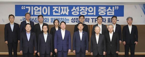 NSP통신-구윤철 경제부총리(앞줄 왼쪽 네번째)와 최태원 대한상의 회장(앞줄 왼쪽 세번째)이 참석자들과 기념촬영을 하고 있다. (사진 = 대한상의)