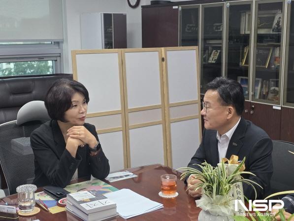 NSP통신-강위원 전남도 경제부지사는 5일 국회를 방문해 지역 국회의원 및 국정기획위원회 박수현 균형성장특별위원장과 더불어민주당 한정애 정책위의장을 만나 현안 과제의 국정 반영을 위한 협조를 구했다. (사진 = 전남도)