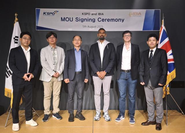 NSP통신-경륜경정총괄본부와 IBIA 관계자들이 5일 주영 한국문화원에서 IBIA 인증 협약을 체결하고 기념사진을 촬영하고 있다. (사진 = 국민체육진흥공단)