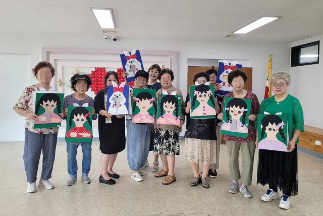 NSP통신-안양시에 구연동화 전문 자격증을 보유한 지역 어르신들이 유아를 대상으로 찾아가는 스마트폰 과의존 예방교육을 실시했다. (사진 = 안양시)