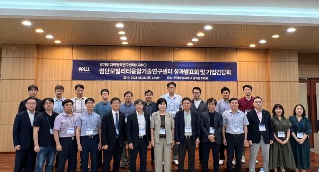 NSP통신-5일 심홍순 경기도의원이 첨단모빌리티 융합기술 연구센터 성과발표회 및 기업간담회 참석자들과 기념촬영을 하고 있다. (사진 = 경기도의회)