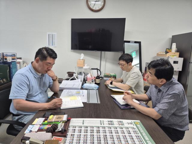 NSP통신-유경현 경기도의회 안전행정위원회 부위원장이 5일 폭염 저감 정책의 방향성과 실효성 있는 지원 방안에 대해 논의하고 있다. (사진 = 경기도의회)