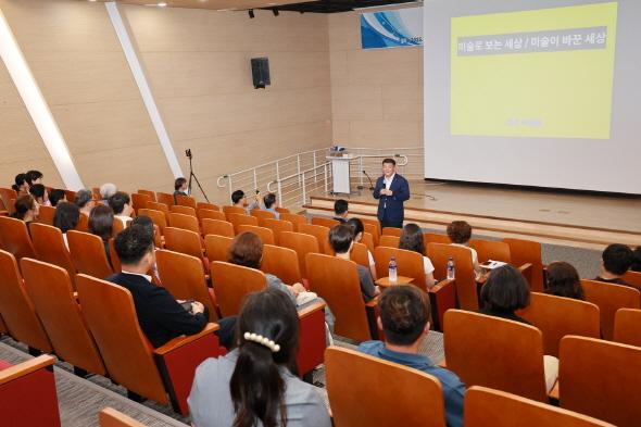 NSP통신-예천군 2025 예술인역량강화교육 개최, 화가 이영철 미술로 보는 세상을 통해 미술 작품과 세상을 재해석하다 (사진 = 예천군)