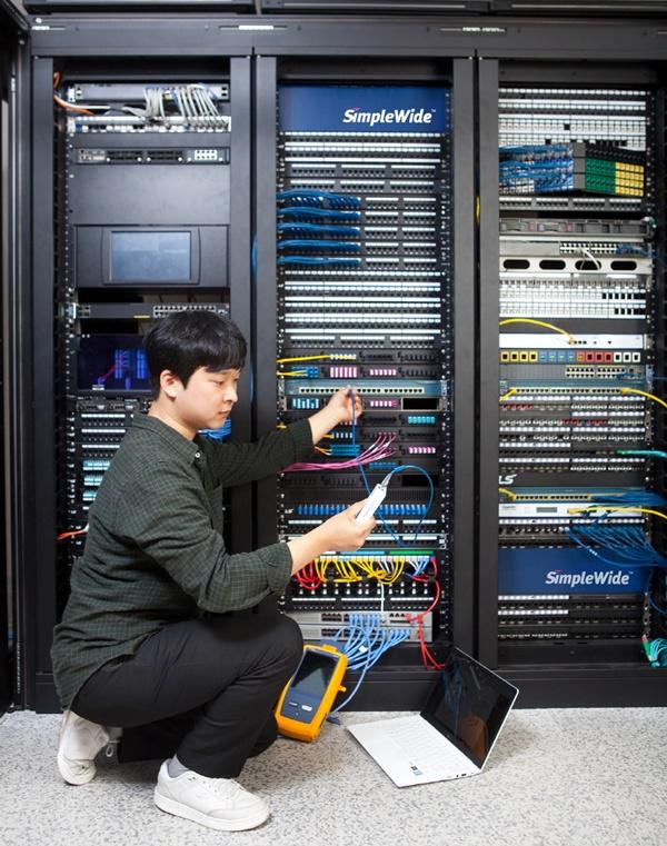 NSP통신-LS전선 직원이 데이터센터에서 랜케이블을 점검하고 있다 (사진 = LS)