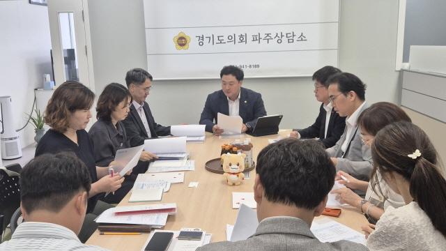 NSP통신-고준호 경기도의원이 6일 권인욱 사회복지공동모금회 회장을 비롯해 한경수 경기도 복지사업과 과장 등 실무진과 간담회를 하고 있다. (사진 = 경기도의회)