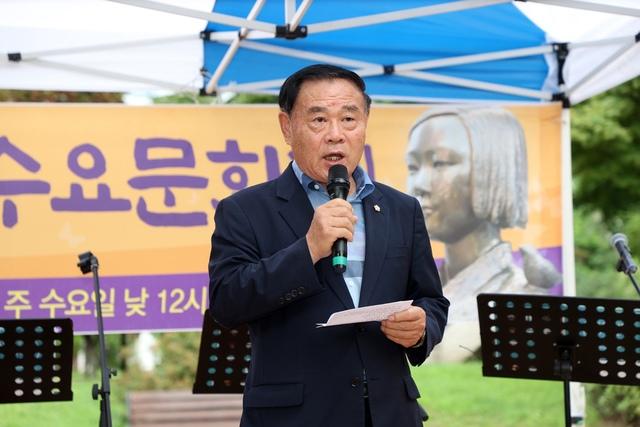 NSP통신-6일 이재식 수원시의회 의장이 제100차 수원수요문화제에서 발언을 하고 있다. (사진 = 수원시의회)