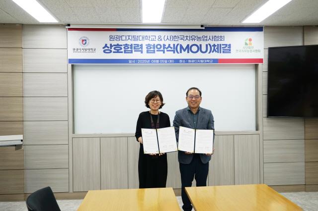 NSP통신-원광디지털대와 한국치유농업사협회 간 단체협약 체결식에서 최윤희 대학원장(오른쪽)과 김형준 회장이 협약 기념촬영을 하고 있다. (사진 = 원광디지털대)