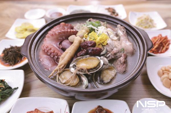 NSP통신-회춘탕은 가시오가피, 당귀, 헛개나무 등 12가지 약재와 해산물을 푹 고아 만든 국물에 닭과 전복, 문어, 녹두 찰밥을 넣어 먹는 남도 보양식이다. (사진 = 전남도)