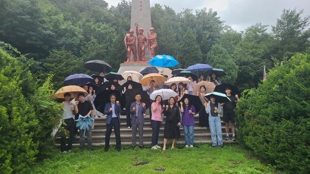 NSP통신-강원특별자치도교육청 직원 40여 명이 안보 현장 체험 가운데 기념촬영을 하고 있다. (사진 = 강원도교육청)