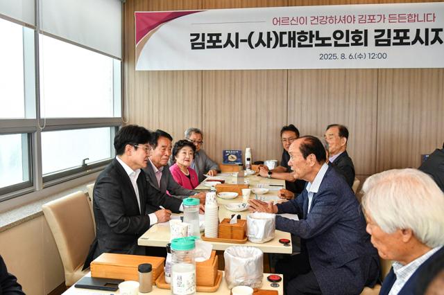 NSP통신-김병수 김포시장이 대한노인회와 정담회를 진행하고 있는 모습. (사진 = 김포시)