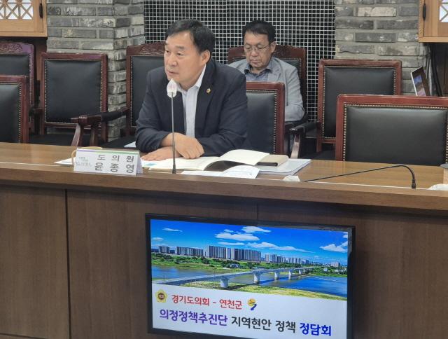 NSP통신-윤종영 경기도의회 농정해양위원회 부위원장이 6일 연천군청 상황실에서 열린 정담회에 참석해 논의하고 있다. (사진 = 경기도의회)