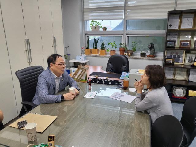 NSP통신-박재용 경기도의회 보건복지위원회 의원이 한국신장장애인 경기협회에서 관련 현안을 청취하고 있는 모습. (사진 = 경기도의회)
