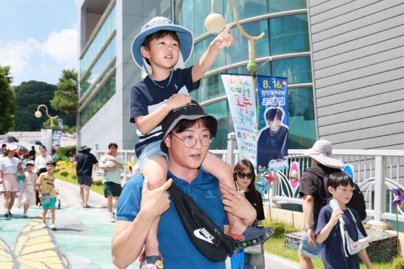NSP통신-아이들과 함께 곤충과 교감하며 이색적인 휴가를 보내고 싶다면 예천곤충생태원이 있다. 8월 13일부터 17일까지 열리는 곤충페스티벌에서 다양한 체험 프로그램, 공연 등을 즐길 수 있다. (사진 = 예천군)