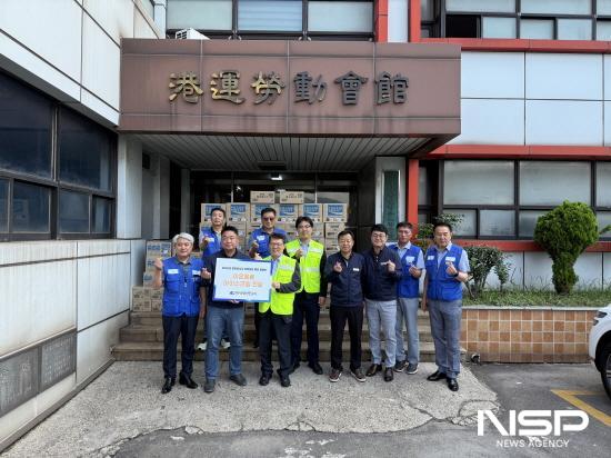 NSP통신-항만항운노조 이온 음료 전달 (사진 = 여수광양항만공사)