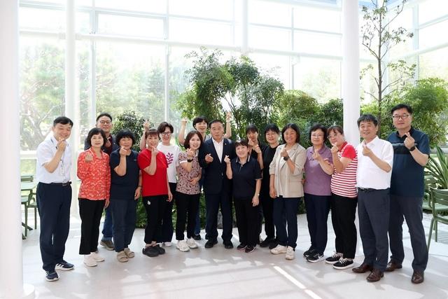 NSP통신-7일 이재식 수원시의회 의장(가운데 남성)과 오찬 간담회에 참석자들이 기념촬영을 하고 있다. (사진 = 수원시의회)