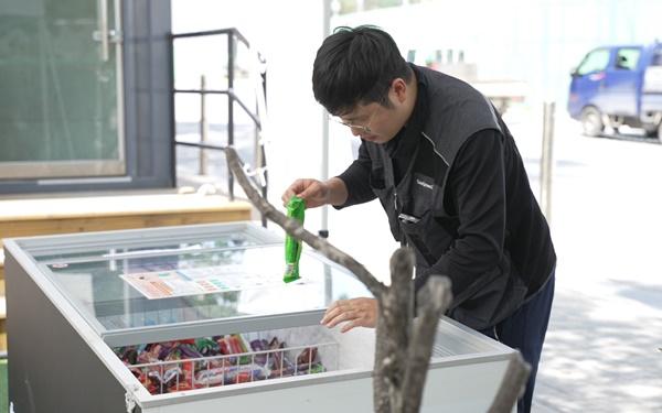 NSP통신-한 근로자가 석포제련소 2공장 정문 앞 빙과류 냉장고에서 아이스크림을 고르고 있다. (사진 = 영풍)