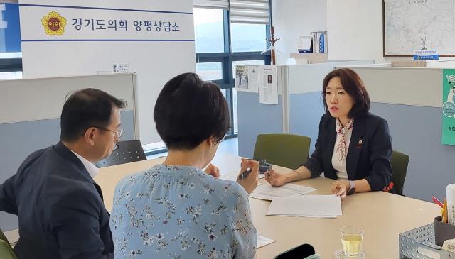 NSP통신-이혜원 경기도의원이 7일 도의회 양평상담소에서 공공기관 및 기관장 경영평가 결과에 대한 논의를 하고 있다. (사진 = 경기도의회)
