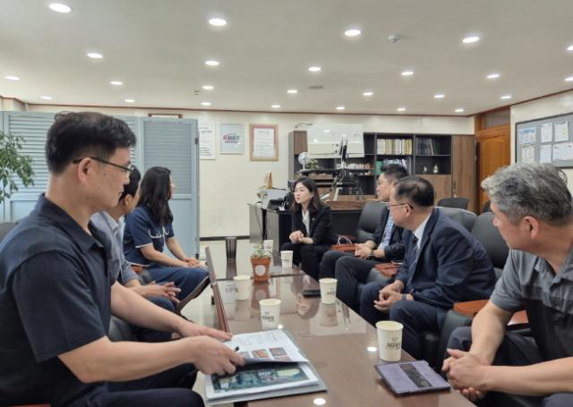 NSP통신-장윤정 의원이 7일 안산 양지중학교를 방문해 경기도교육청 학교안전과, 시설과, 안산교육지원청 관계자들과 정담회를 열어 기와 교체 공사에 대해 논의하고 있다. (사진 = 경기도의회)