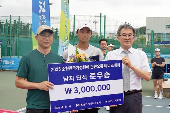 NSP통신-남자 단식 결승전에서 강구건(안동시청) 선수가 이재문(산업은행) 선수를 상대로 3시간 45분에 달하는 치열한 승부를 펼쳤다. 풀세트 접전까지 힘을 냈으나 세트 스코어 1:2로 아쉽게 준우승을 차지했다. (사진 = 안동시)