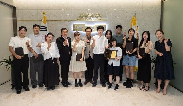 NSP통신-8일 임태희 경기도교육감(왼쪽 여섯번째)과 홍보대사들이 기념촬영을 하고 있다. (사진 = 경기도교육청)