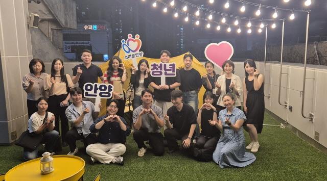 NSP통신-8일 안양청년1번가 4층 루프탑에서 열린 청년정책조정위원회 간담회 기념촬영 모습. (사진 = 안양시)