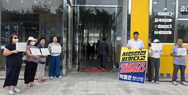 NSP통신-박용준 목포시의원, 최고위원회의 참석차 전남도당 찾은 정청래 당대표에 중징계 억울함 호소 (사진 = 윤시현 기자)