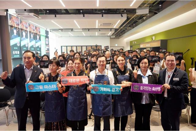 NSP통신-농업회사법인 순우리한우에서 열린 그릴톡 현장 소통 토론회에서 김동연 경기도지사가 그릴러마스터 및 참석자들과 기념촬영을 하고 있다. (사진 = 경기도)